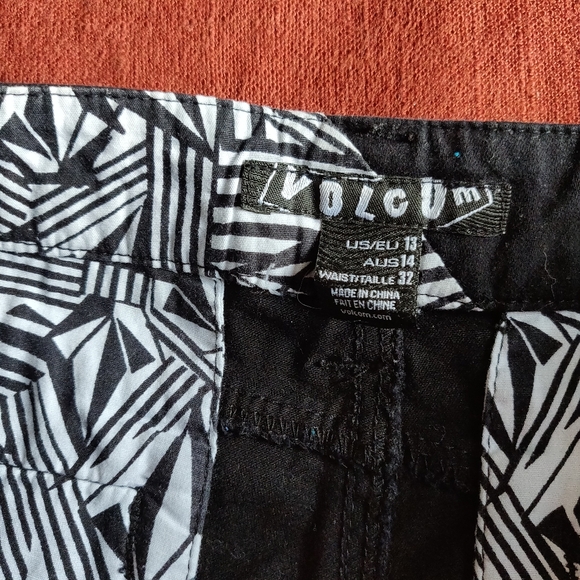 Volcom Shorts - Picture 5 of 6